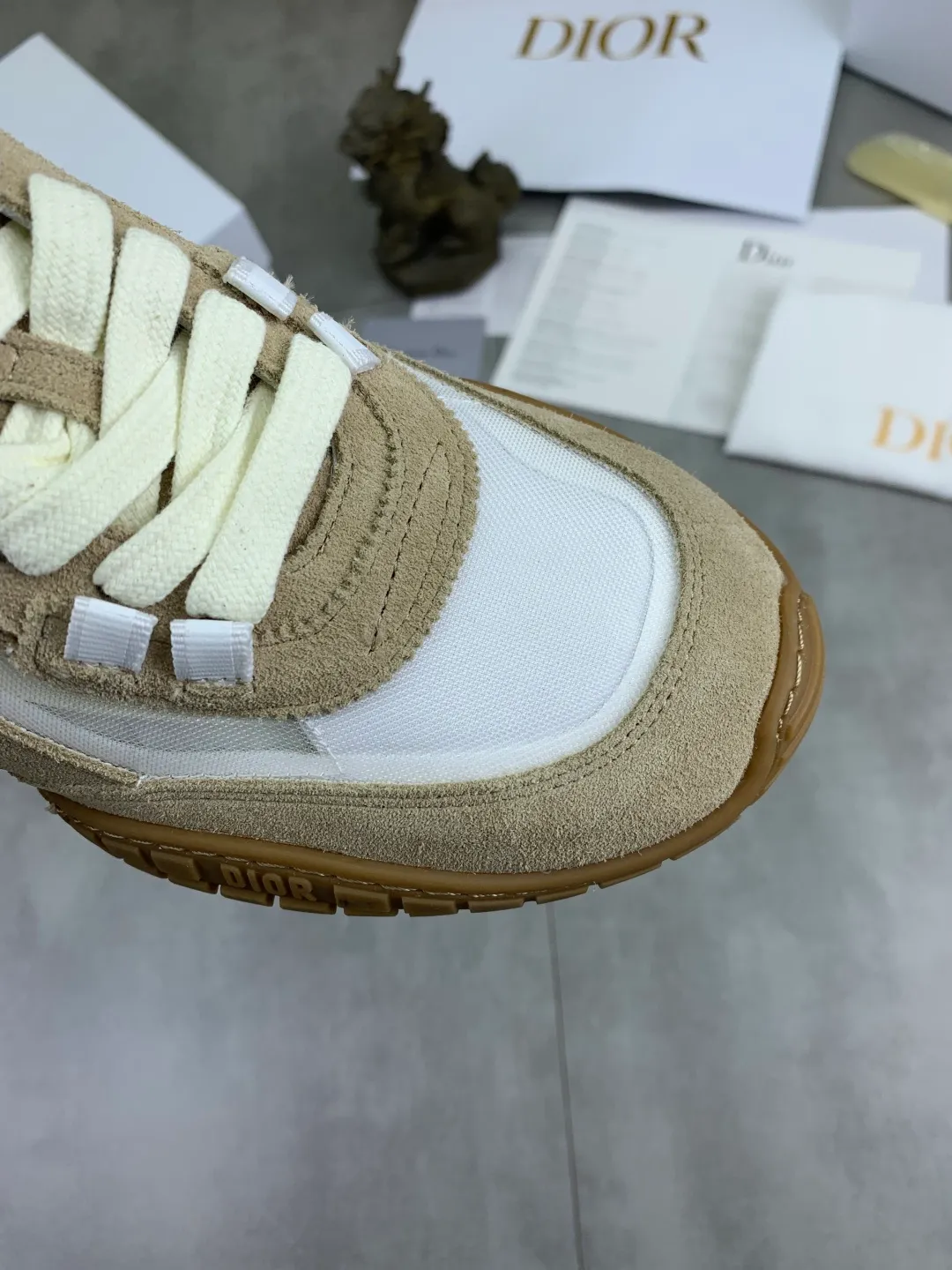 Men's men's shoes P560 new Dior Tech sneakers 2026 early spring series new products, with fashionable details, highlighting retro aesthetics. The light beige anti-suede cow leather upper is spliced ​​with apricot transparent mesh fabric on the side. The upper window edge is adhered with high-frequency flat ironing and back-pressure. It replicates the original craftsmanship, making it beautiful and comfortable without falling off. The interior is made of sheep lining of the same color and is soft and comfortable. The heel and tongue are embellished with the Paris logo. The textured TPU soles with the same color logo. The high-end version is exquisitely packaged with an airplane box, adding to the high-end style. Color: 4️⃣colors available Size: Female 35-41 Male 39-46
